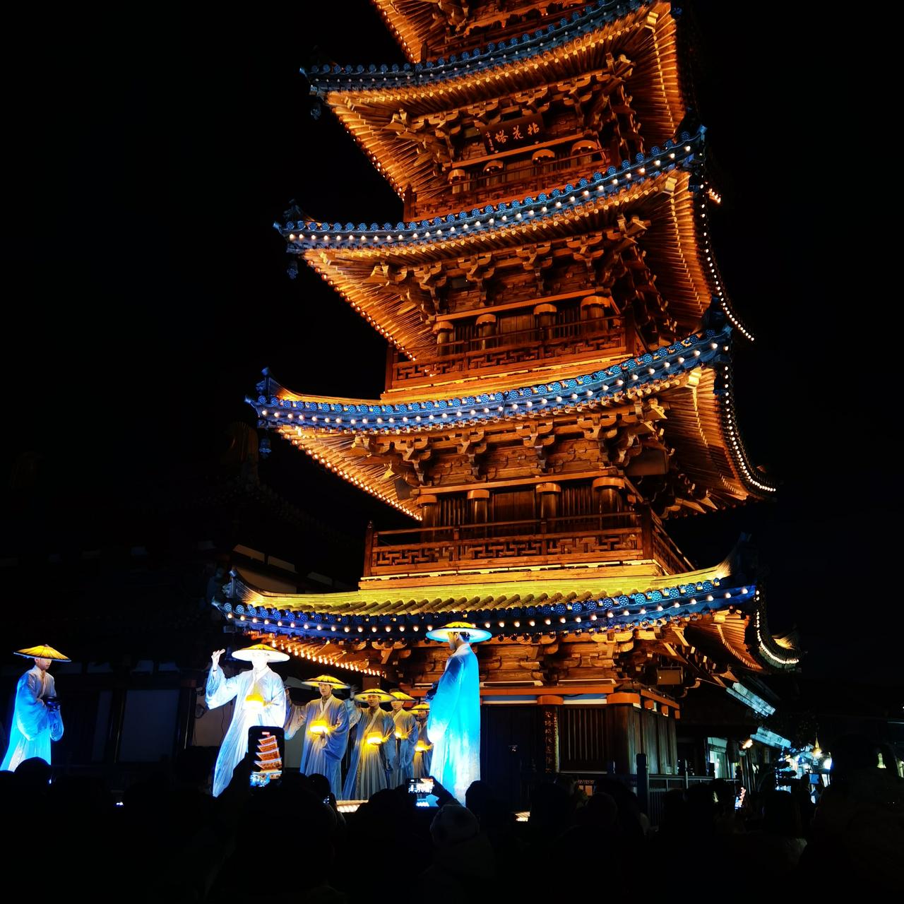 一方面美国社会体系性、制度性的剥削，底层民众手头有点钱就从指缝中流走了；
另一方