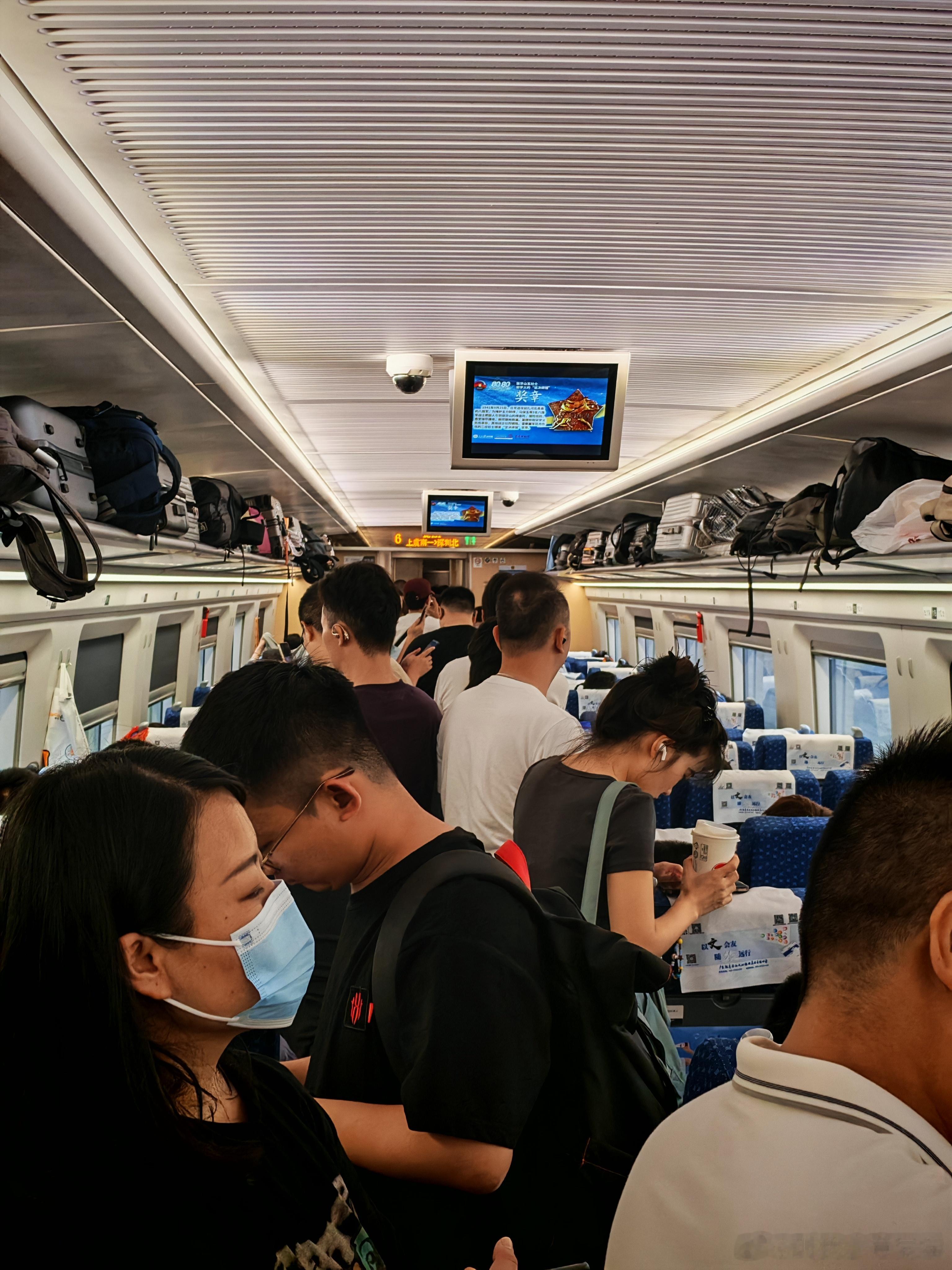 今天到深圳的高铁堪比春运[二哈] ​​​