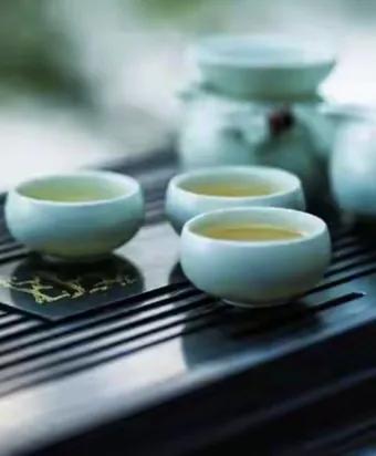 说实话，老师并不需要虚头巴脑的额外尊重
当老师就是一个普通职业，什么“人类灵魂的