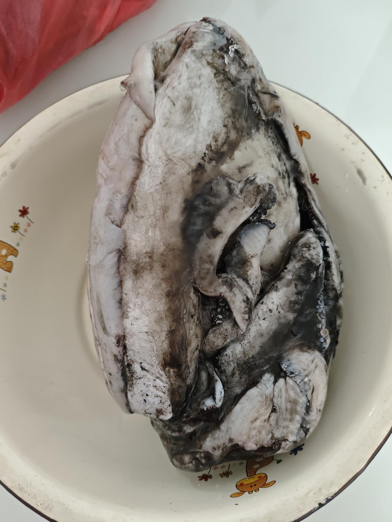 今日美食记录昨日周日，儿子在家买了一个大鸟贼，做了乌贼烧咸菜，味道太好了，挺好吃