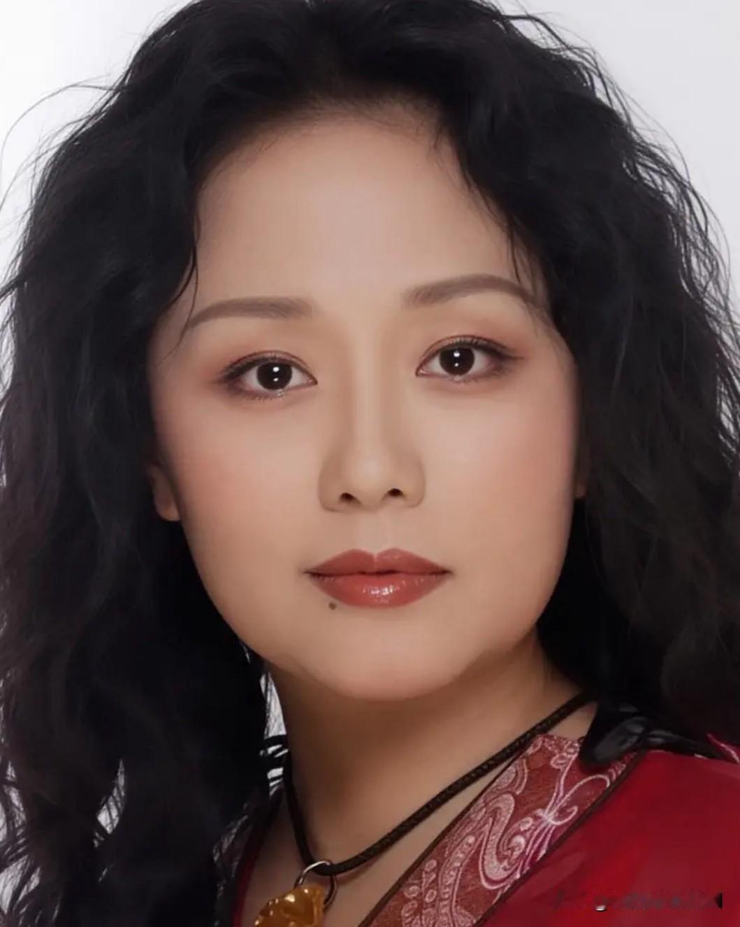 她是国家一级演员，如今已69岁，宽松秀发，容颜自然，桃圆脸型，五官精致，柳叶眉，