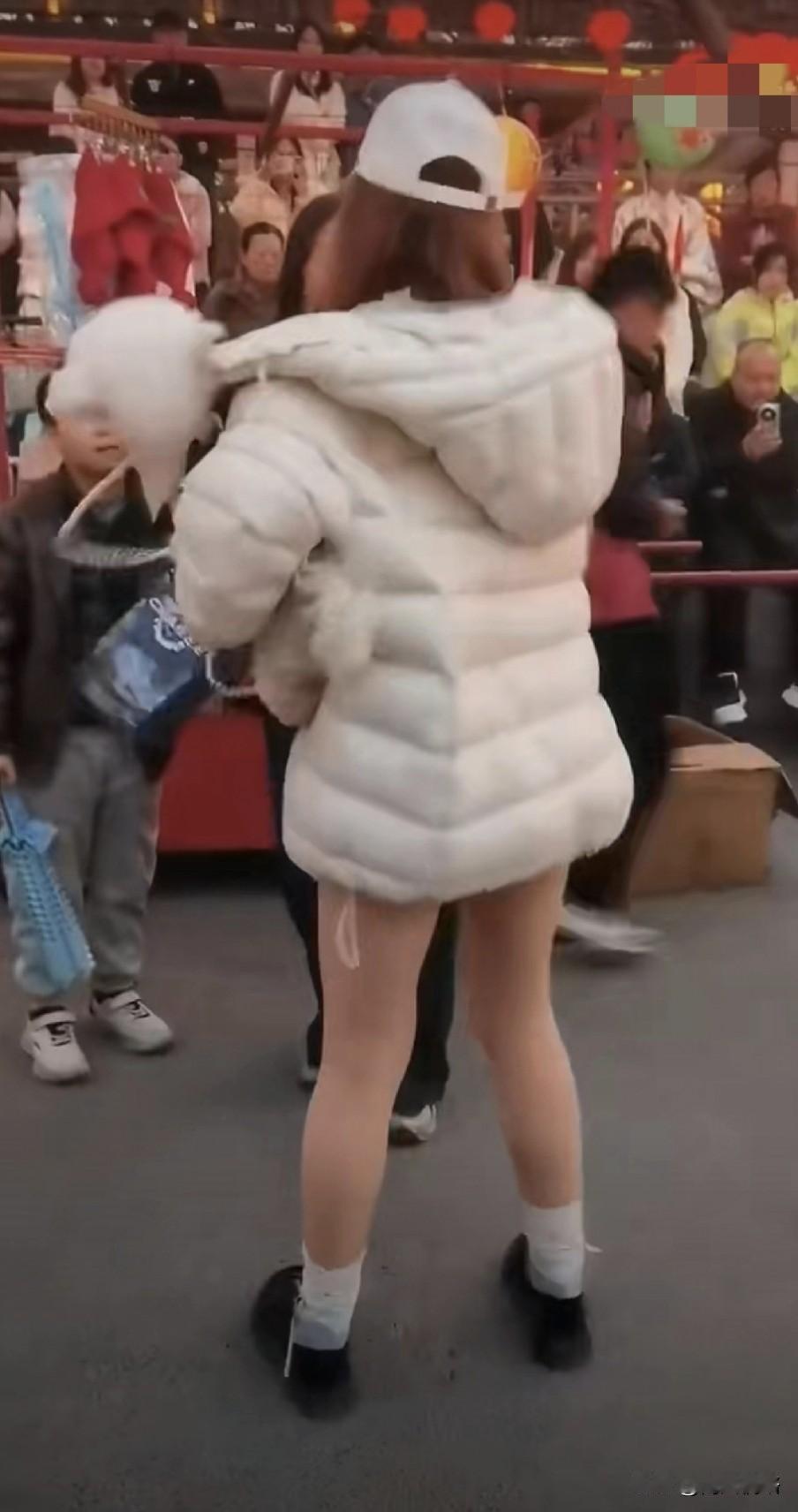 景区看表演的时候，女​孩​怀中的狗舔了邻座男孩，男​孩妈妈就出声提醒了一下，没想