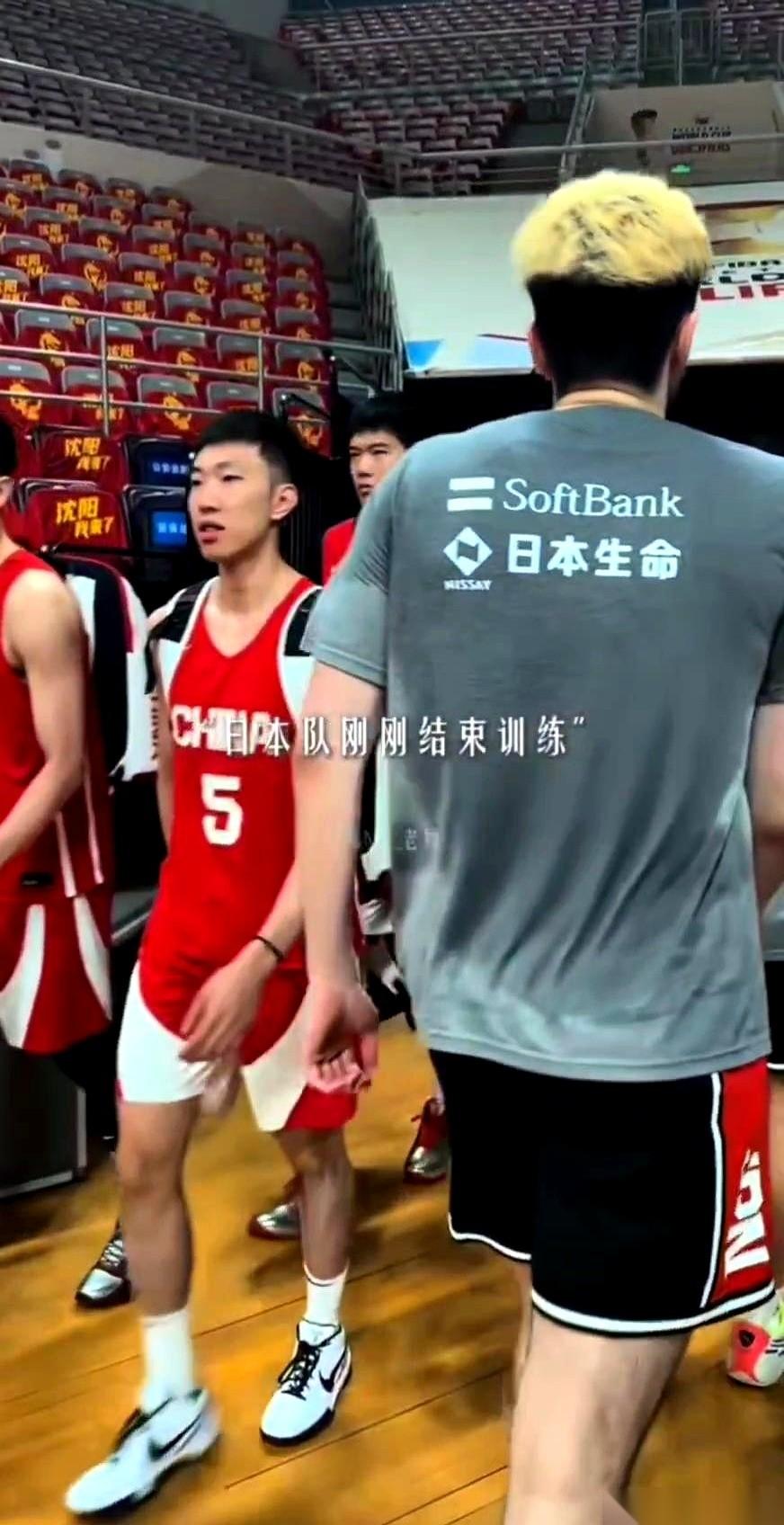 沈阳的上午，外头正跟下火一样。中国男篮刚走到比赛馆门口准备踩场，迎面就撞上了刚练
