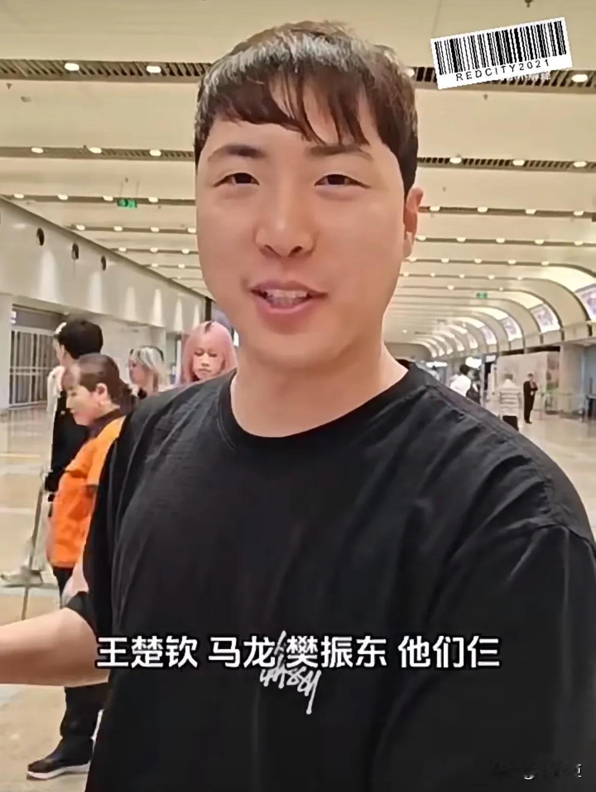 韩林，
你一出场就有笑点加持

不用服兵役的韩林好像开始幸福肥了？还有这头发我是