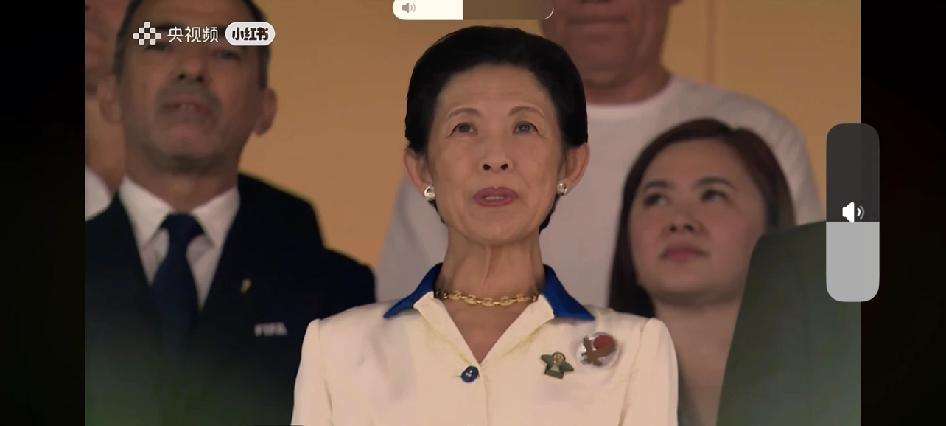 昨天日本vs突尼斯出现了好几次，是谁啊

开头中间镜头切了好几次这个女的，而且还