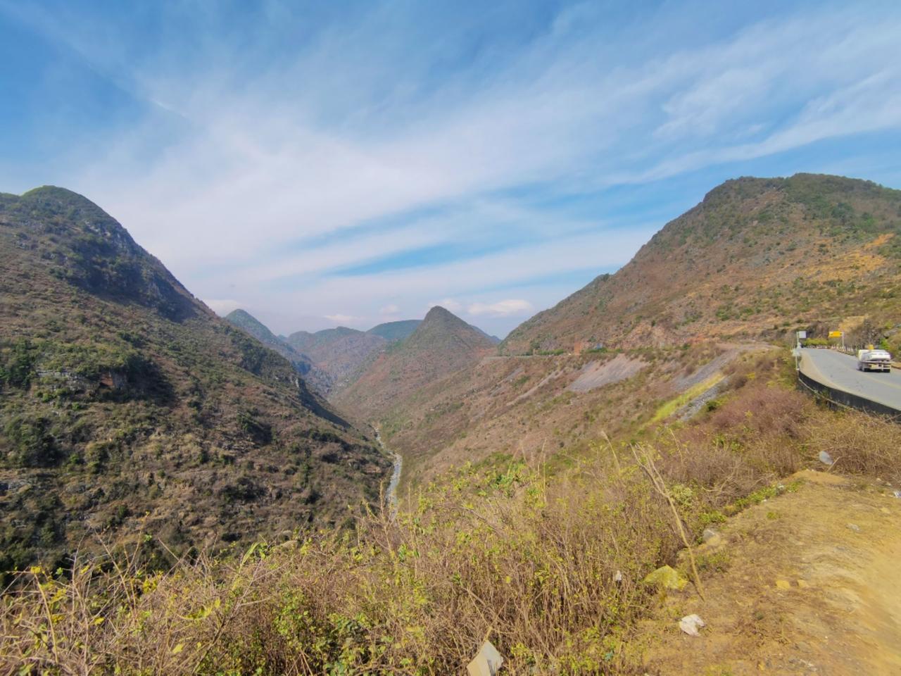 我记得在珠西的一段公路，公路建在半山腰之上。站在路的旁边，就能看到上面的蓝天白云