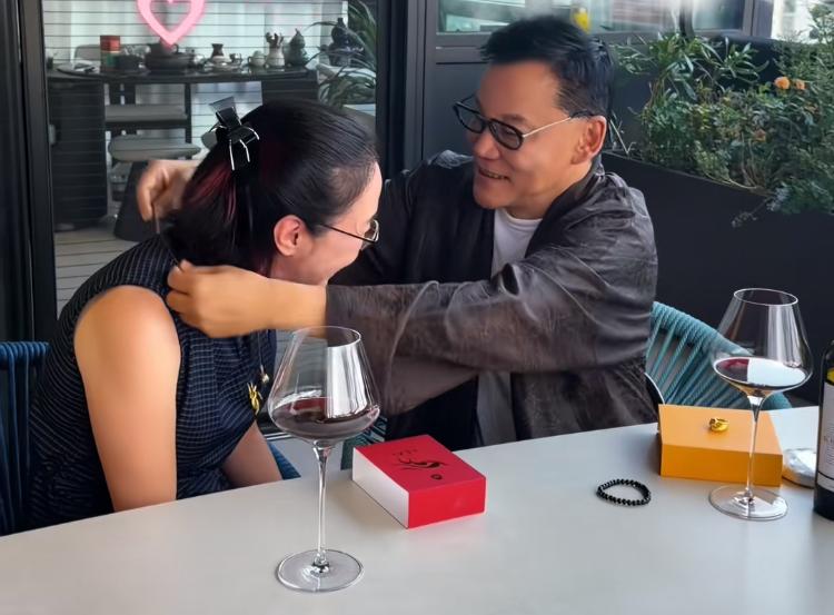 李国庆与张丹红结婚一周年，亲手为妻子戴上项链