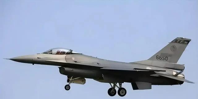 对岸的台湾女飞行员郭文静曾称：只要长官敢下令，我将毫不犹豫地击落歼20！我想说，