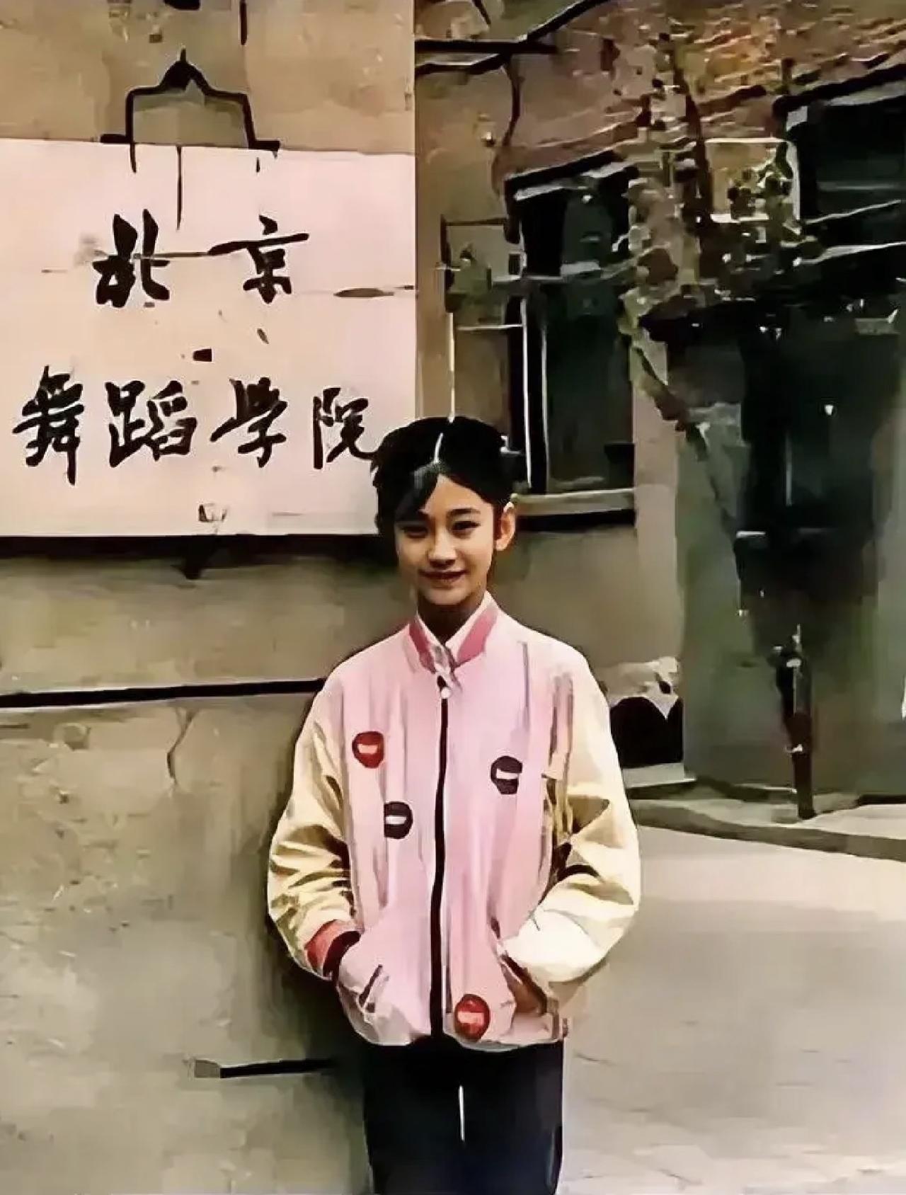 1986年，年仅10岁的李小冉考上了北舞附中学院，入学后的她，在大门口合影留念。