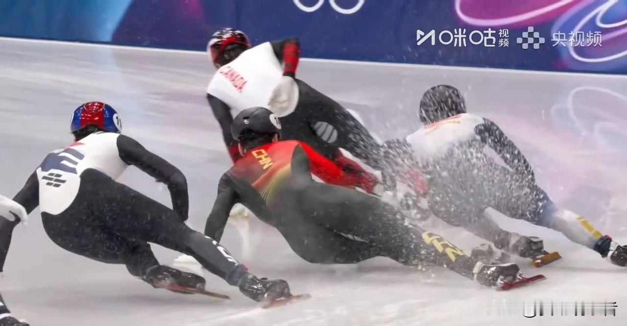 太惊险了！日本队员犯规，刘少昂被判进决赛。
孙龙后来居上再次上演逆袭，两名晋级短