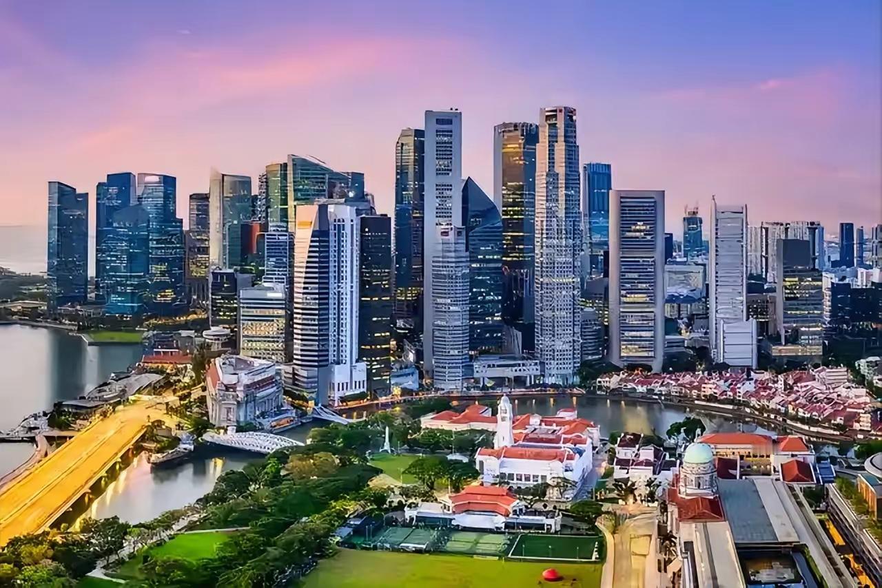 短短五年，香港和新加坡的经济差距被拉开了一大截。2019年香港GDP3660亿美