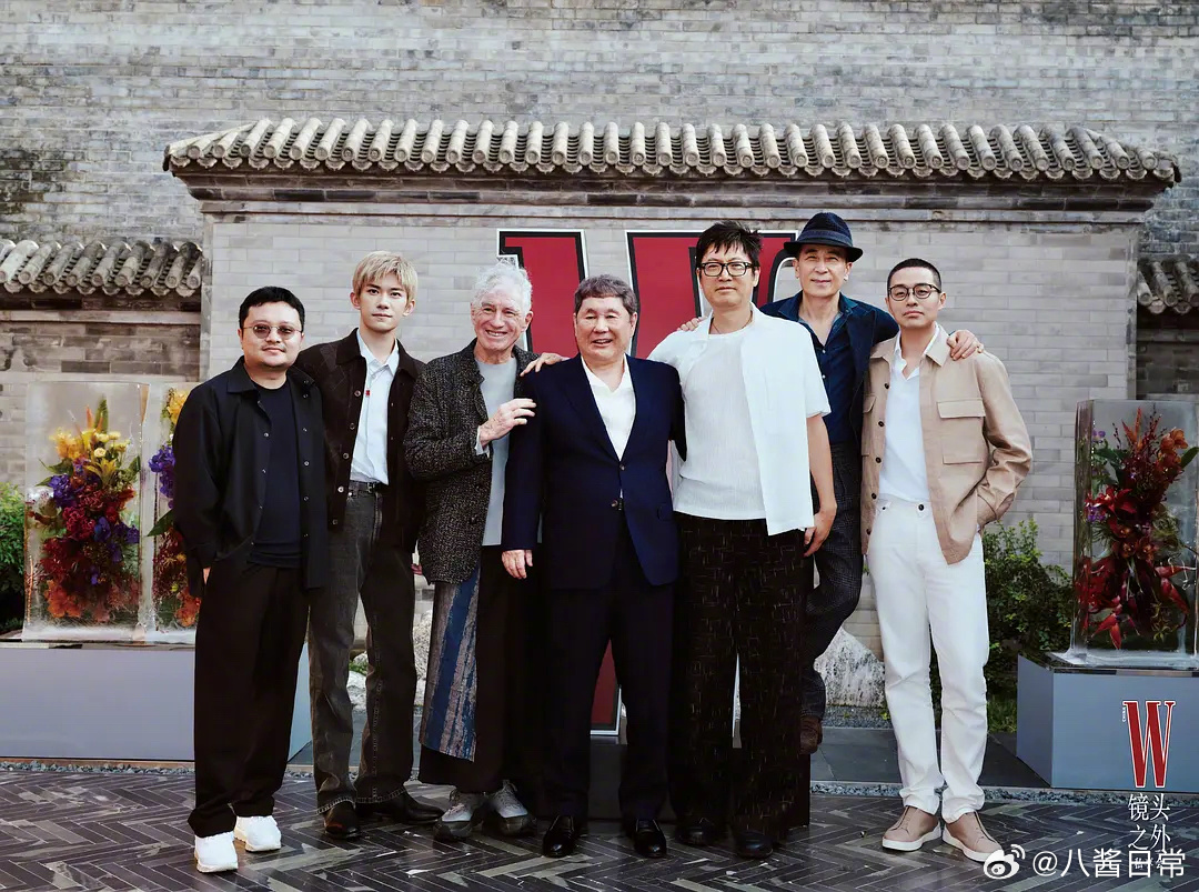 毕赣、易烊千玺、杜可风、北野武、刁亦男、曹保平、文牧野电影人聚会合影 ​​​