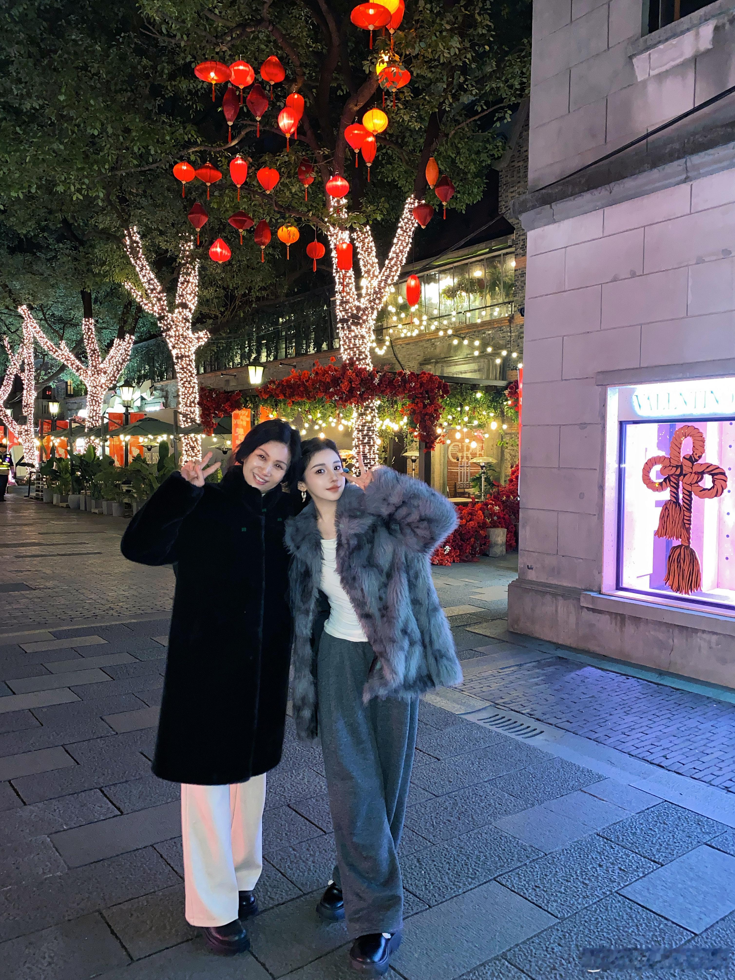 今年妈妈陪我在上海过年～～蛇年大吉！！各位蛇来运转！～事事如意！ 
