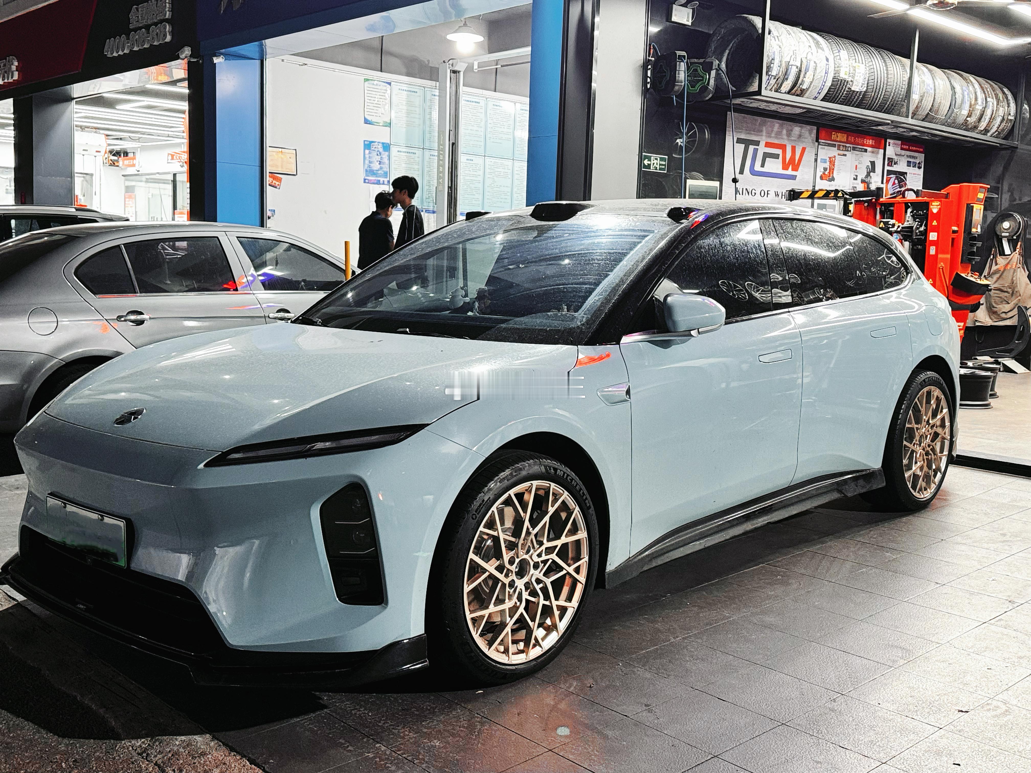 蔚来et5T ，20寸 冻金色 单片锻造  搭配意大利🇮🇹科吉精准动平衡，完