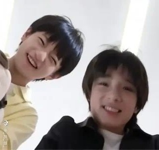 橹穆  🩵🩷橹穆 🩵🩷捂住耳朵向前走 看见橹穆说99♡🩵🩷天气不用太