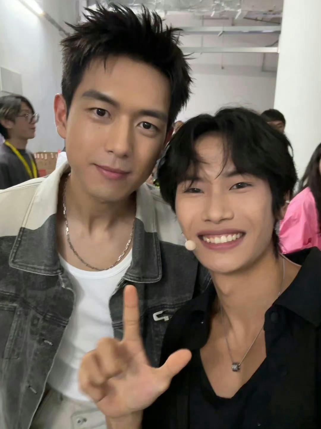 #李现男高即视感#哇塞！不得不说他现在状态太好了，皮肤管理的也非常好，妥妥男高既