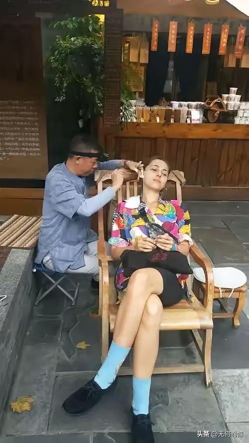 国外美女享受掏耳服务，不知道在国外，有没有做掏耳的，感觉应该是没有的，早在30年