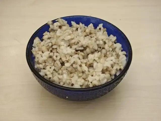 防肠癌的“黄金食物”不是啥贵价保健品，就是咱碗里常忽略的——全谷物。

2026