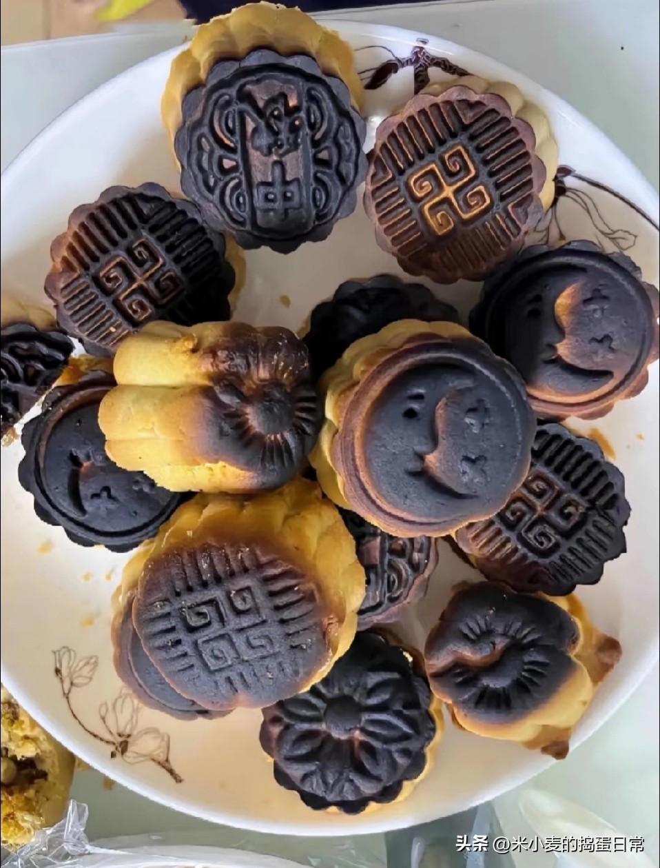 第一次做月饼惨变“炭黑月饼”！
 
第一次做月饼，信心满满地揉面、包馅、压模，幻