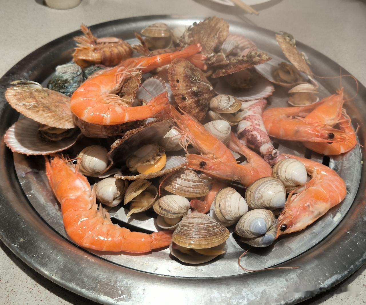 吃饭嘛，自己不花钱的美食最香了

昨天，我和瘦哥跟着妹妹一家人来到了青岛。

妹