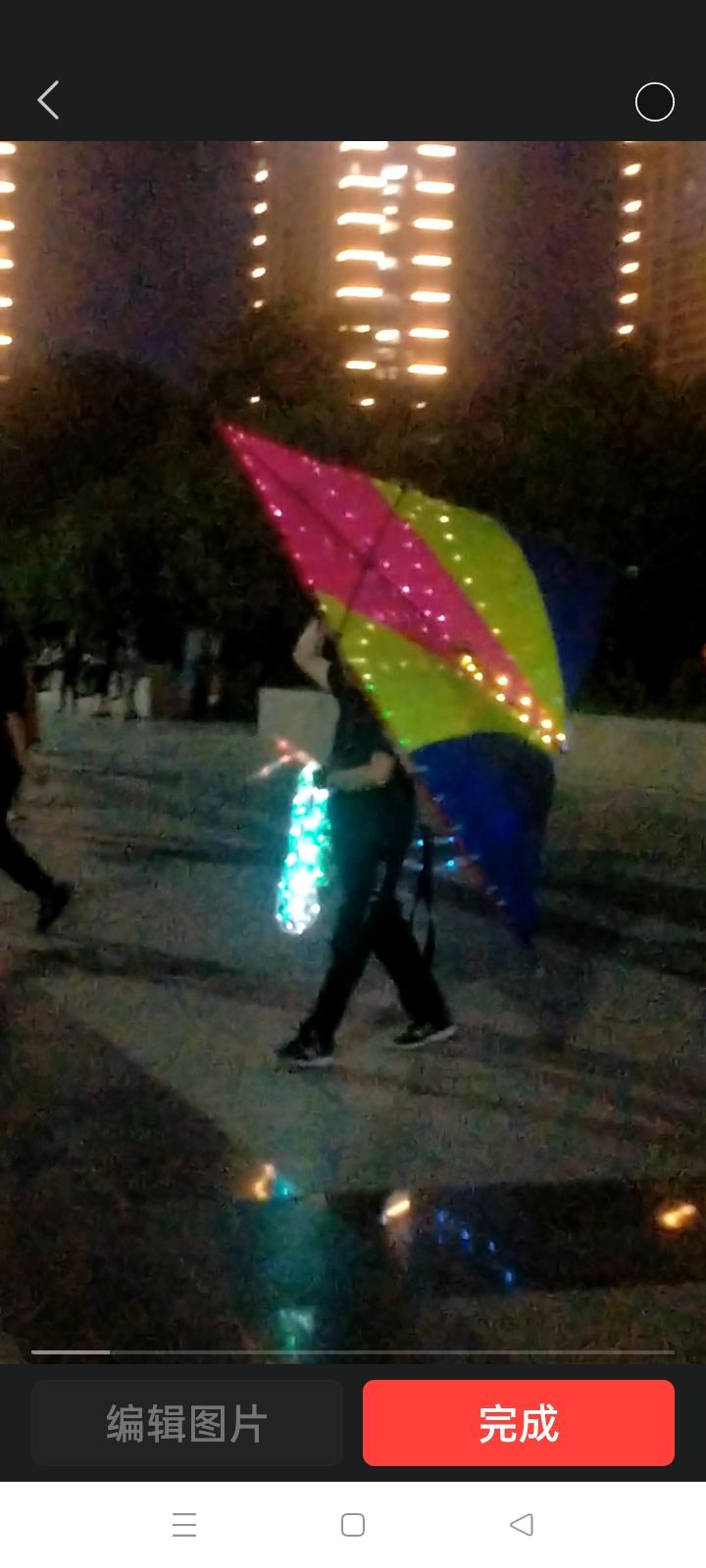 你见过在城市里放风筝的人吗?
夜晚城市放风筝的人。