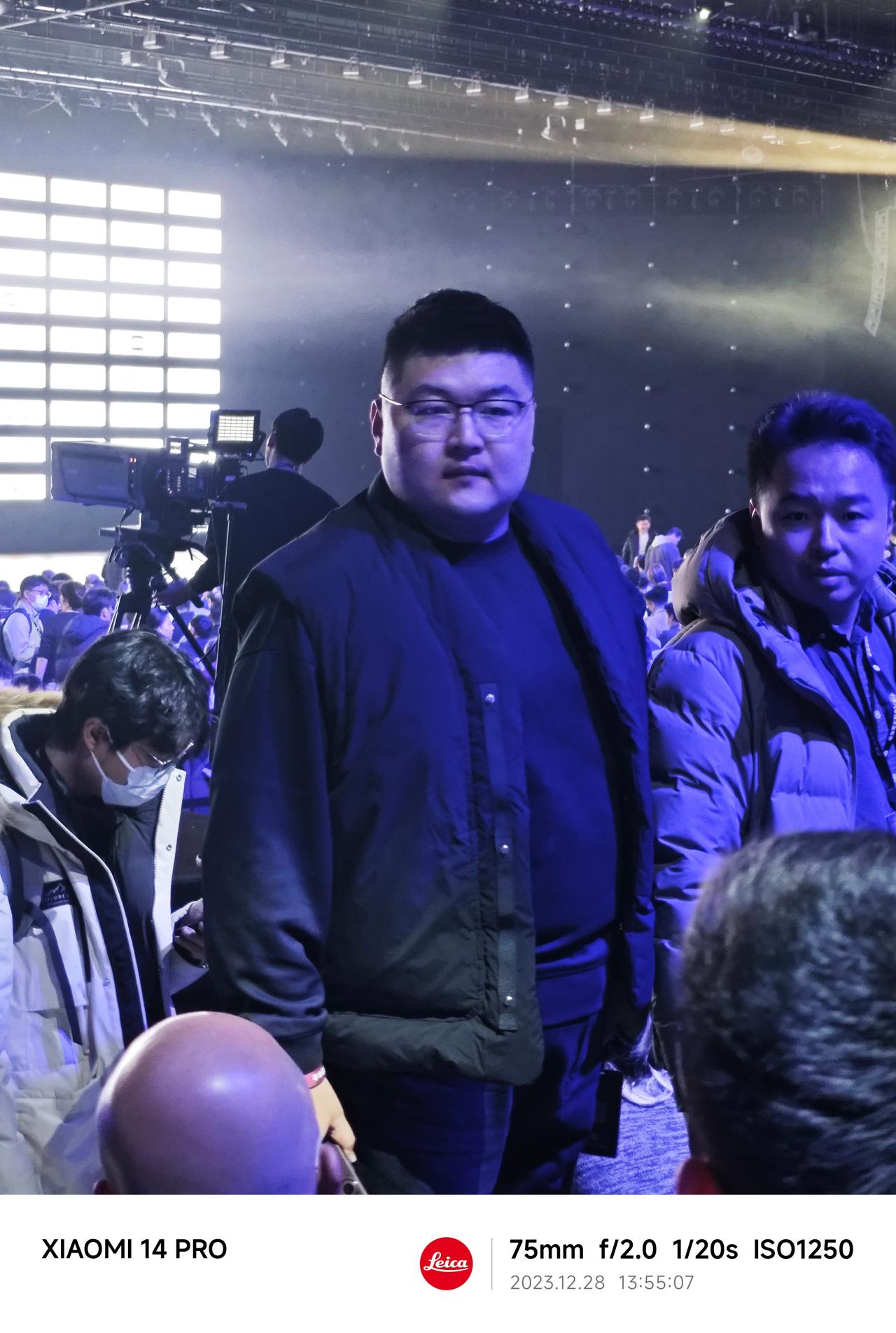 本来在拍猴哥，然后发现怎么有个哥们脑袋比我还亮？！