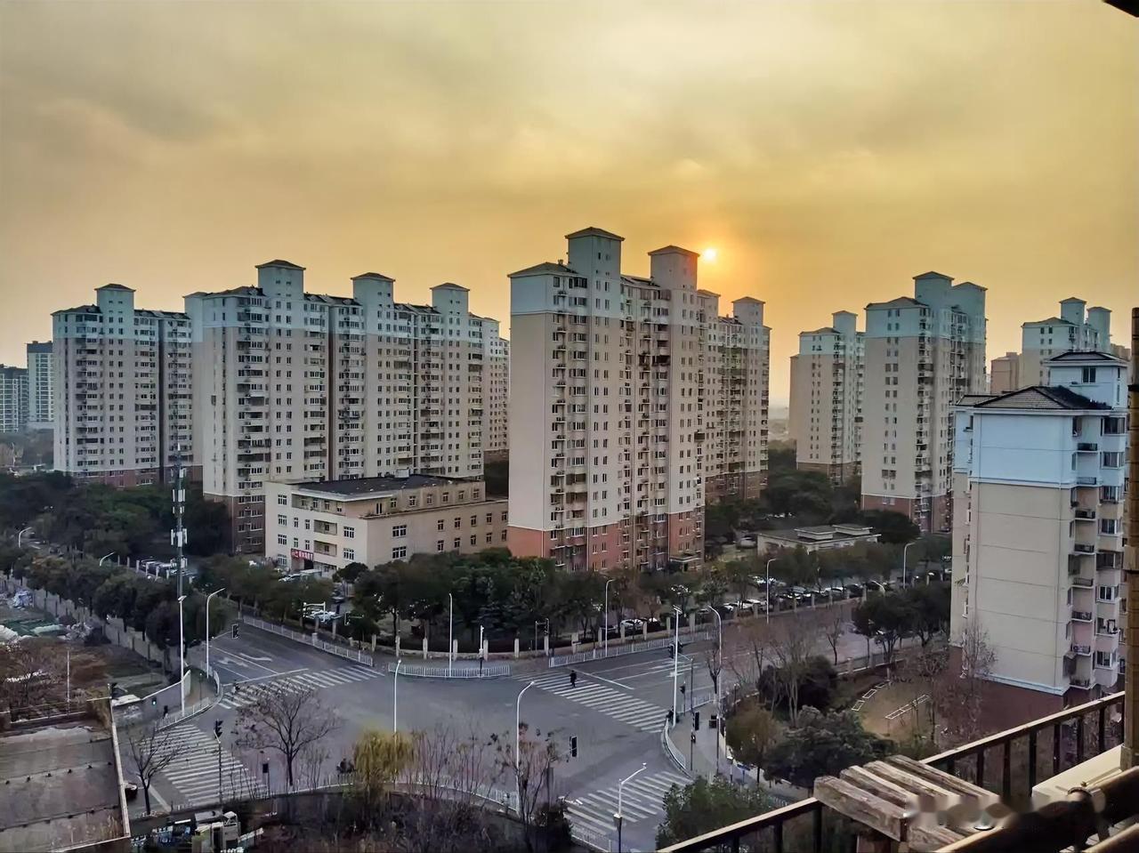 冬日生活打卡季又拍到了大而圆的美丽夕阳，晚霞映红半边天。