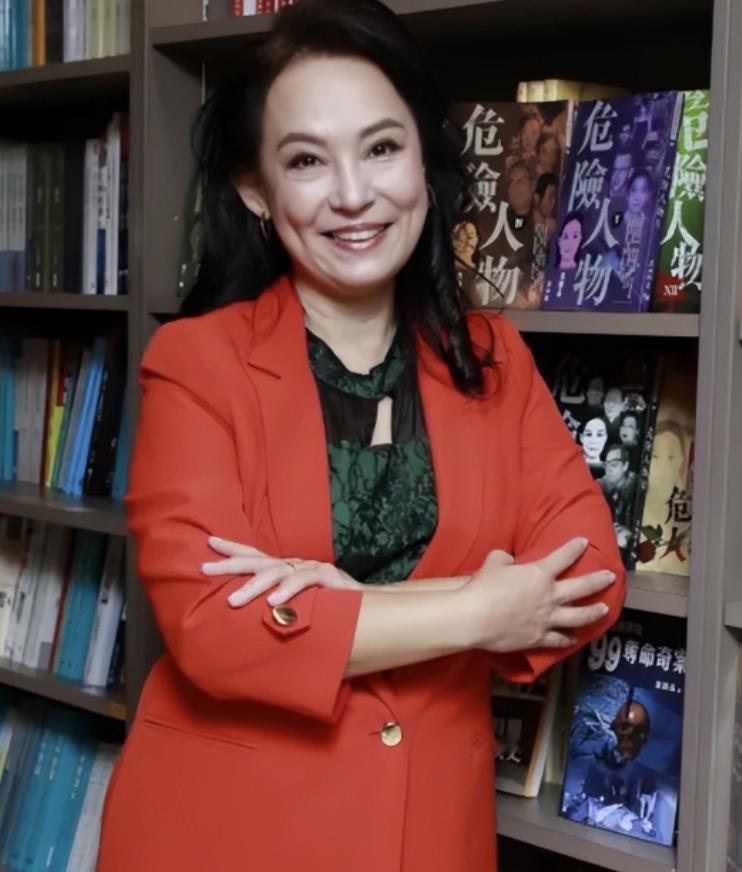 2001年，67岁的香港著名武术指导刘家良，提前结束工作回到家时，发现37岁的妻