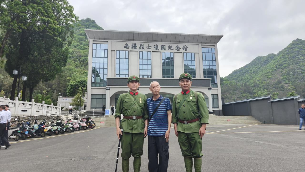 收复老山之主攻营铁血营长臧雷，与老山爱心志愿者和参战老兵在麻栗坡陵园祭英烈！
