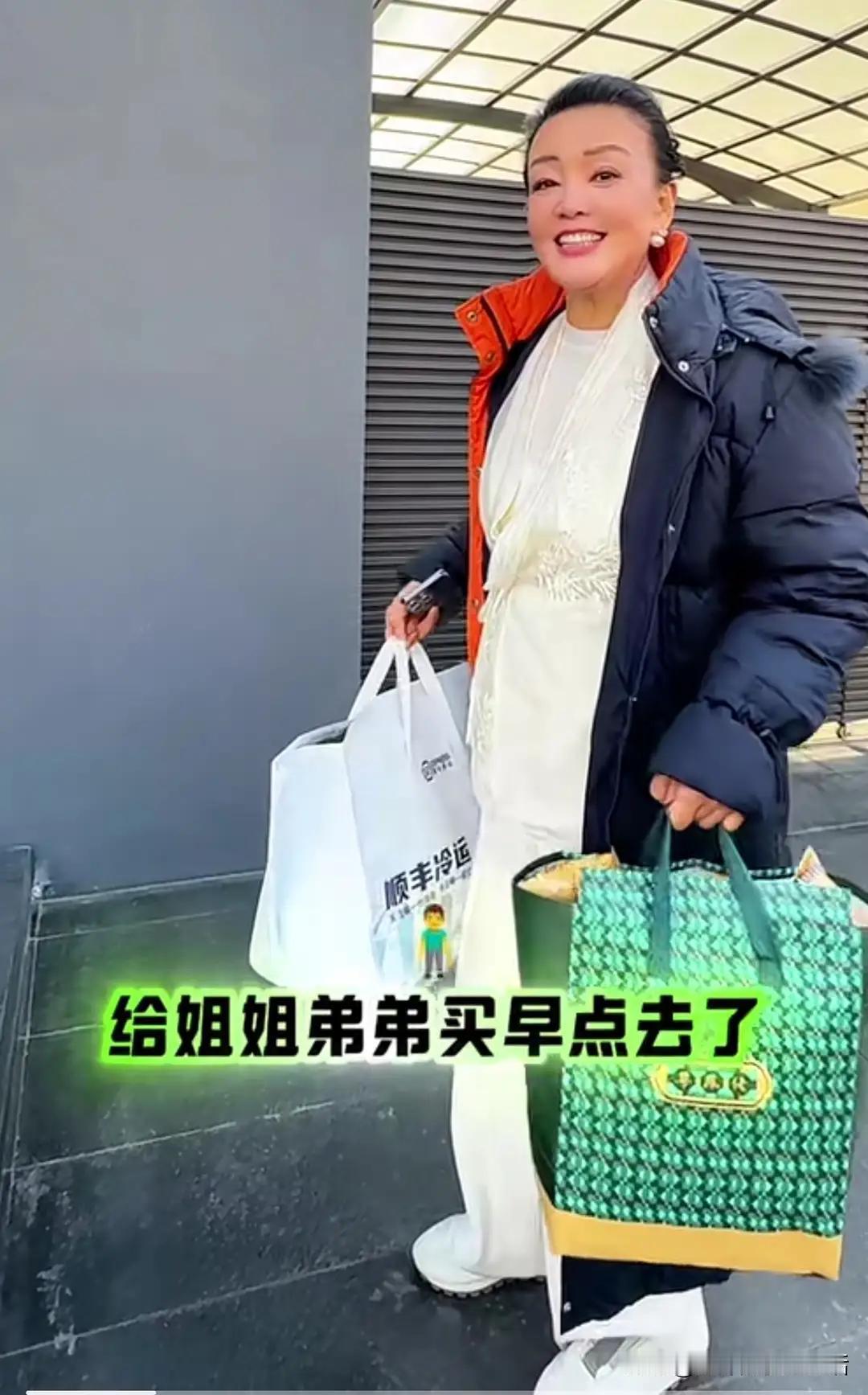 马筱梅的妈妈护送汪小菲的两个孩子回北京了，这继姥姥比亲姥姥合格多了。大S可以暝目