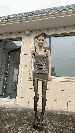 乍一看，以为是机器人，仔细一看，是个大活人，不过这个大活人瘦的太吓人了，整个人剩