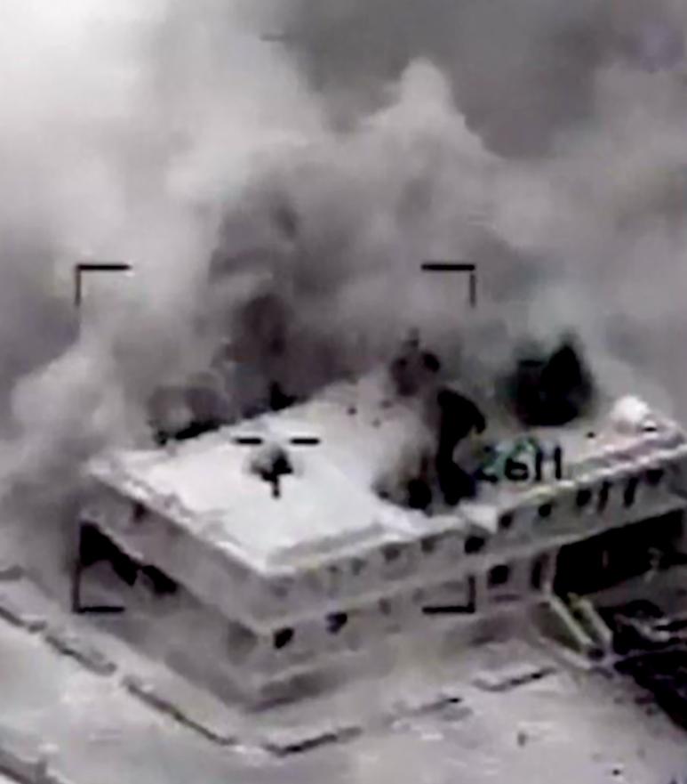 美军不宣而战，战机群猛射炸弹、导弹，数十目标陷入火海，大量人员死伤！当地时间12