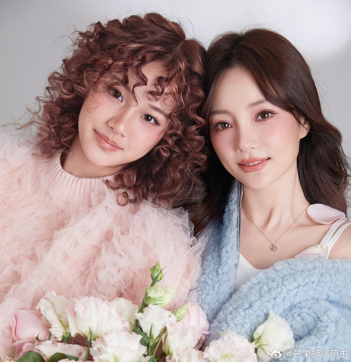 甜馨和妈妈拍写真，这不卷发版贾乃亮嘛，父女俩一模一样。甜馨和贾乃亮一模一样甜馨是