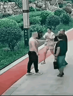 人多，在绝对的实力面前只会增加对手反击的正当性，就象群羊斗孤狼，既然你挑起了事端