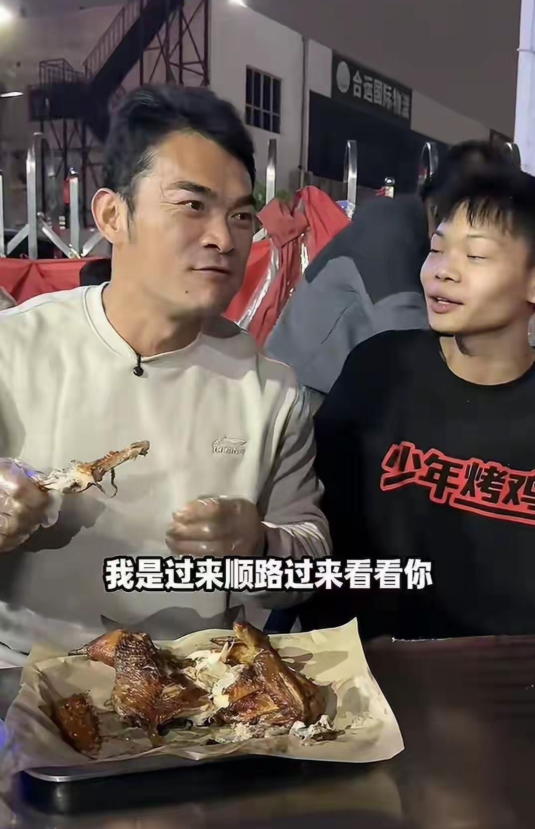 李维刚怎么也想不到，被他带火的烤鸡小陈，人设已经崩塌，遭到了互联网的反噬。

当