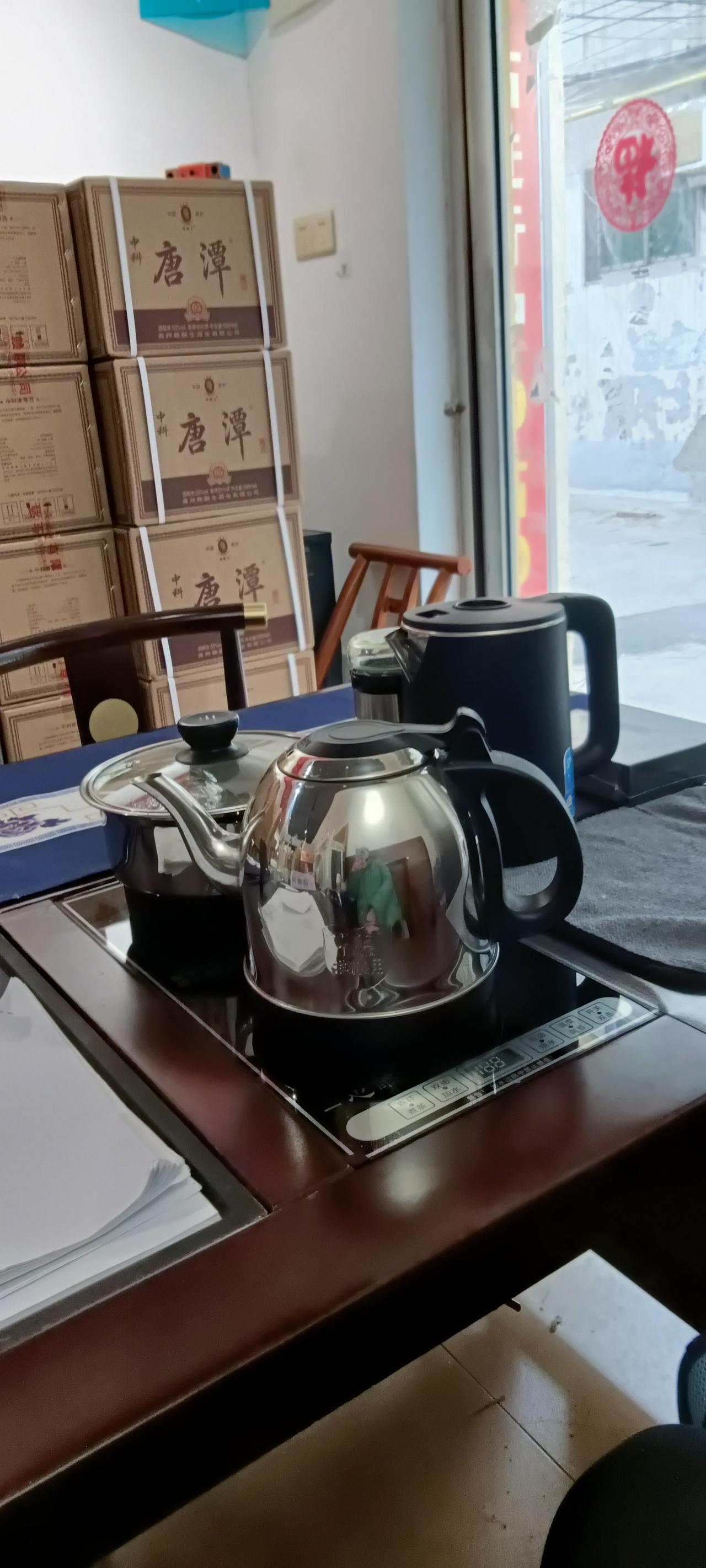 今天去朋友店里喝茶，一进门就被这堆“唐潭”箱子惊到了——这哪是存货，分明是把酒厂