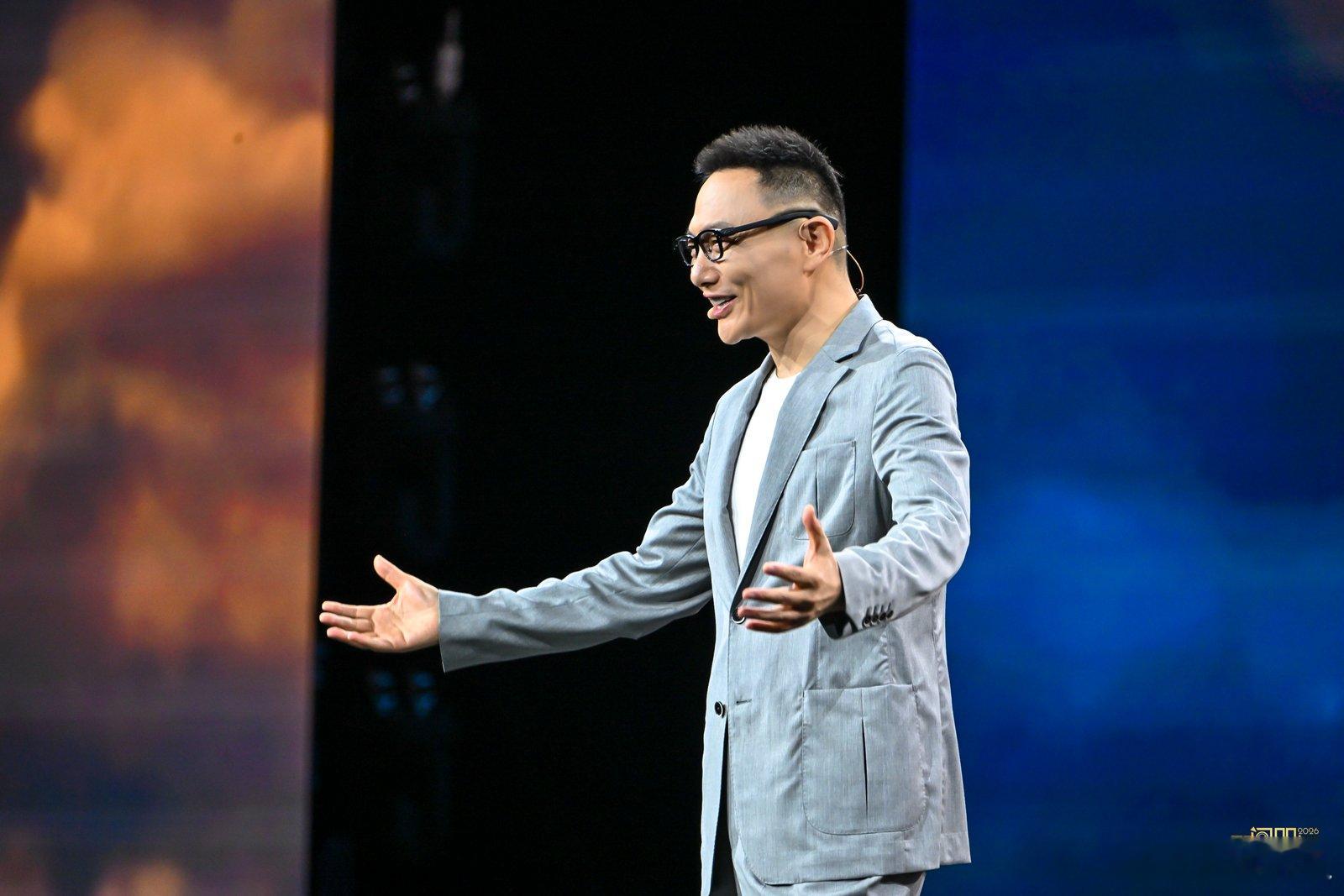 罗振宇新年大合照没迟必到本来是是冲着听AI趋势去听的罗振宇跨年演讲，但被罗振宇的