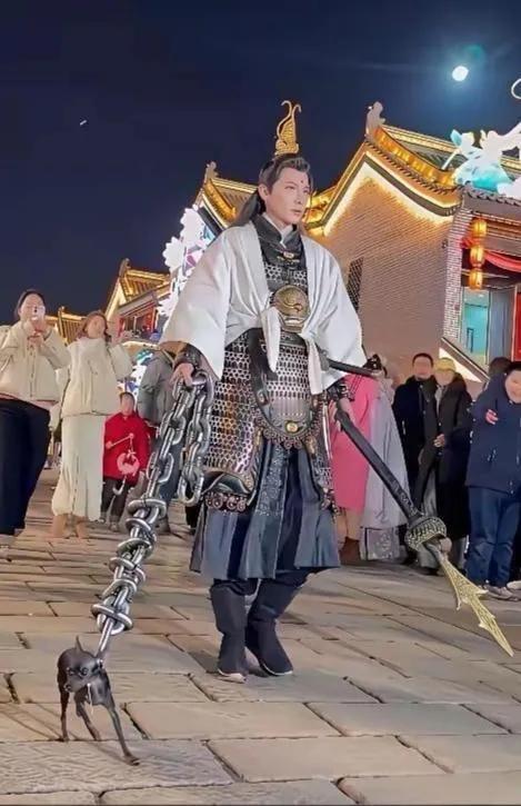 据说哮天犬的原型是一种细狗，不过这位二郎神牵的神犬也太细了吧？