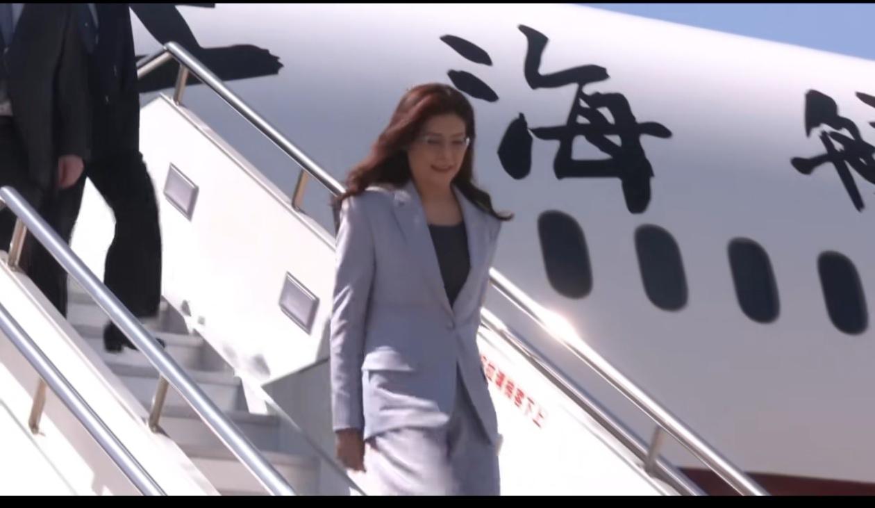 ‌郑丽文首次大陸之行乘坐的是上海航空FM852航班‌。