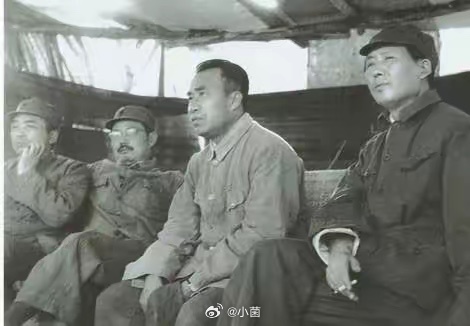 那个半躺着、留小胡子、戴眼镜的是谁？ 