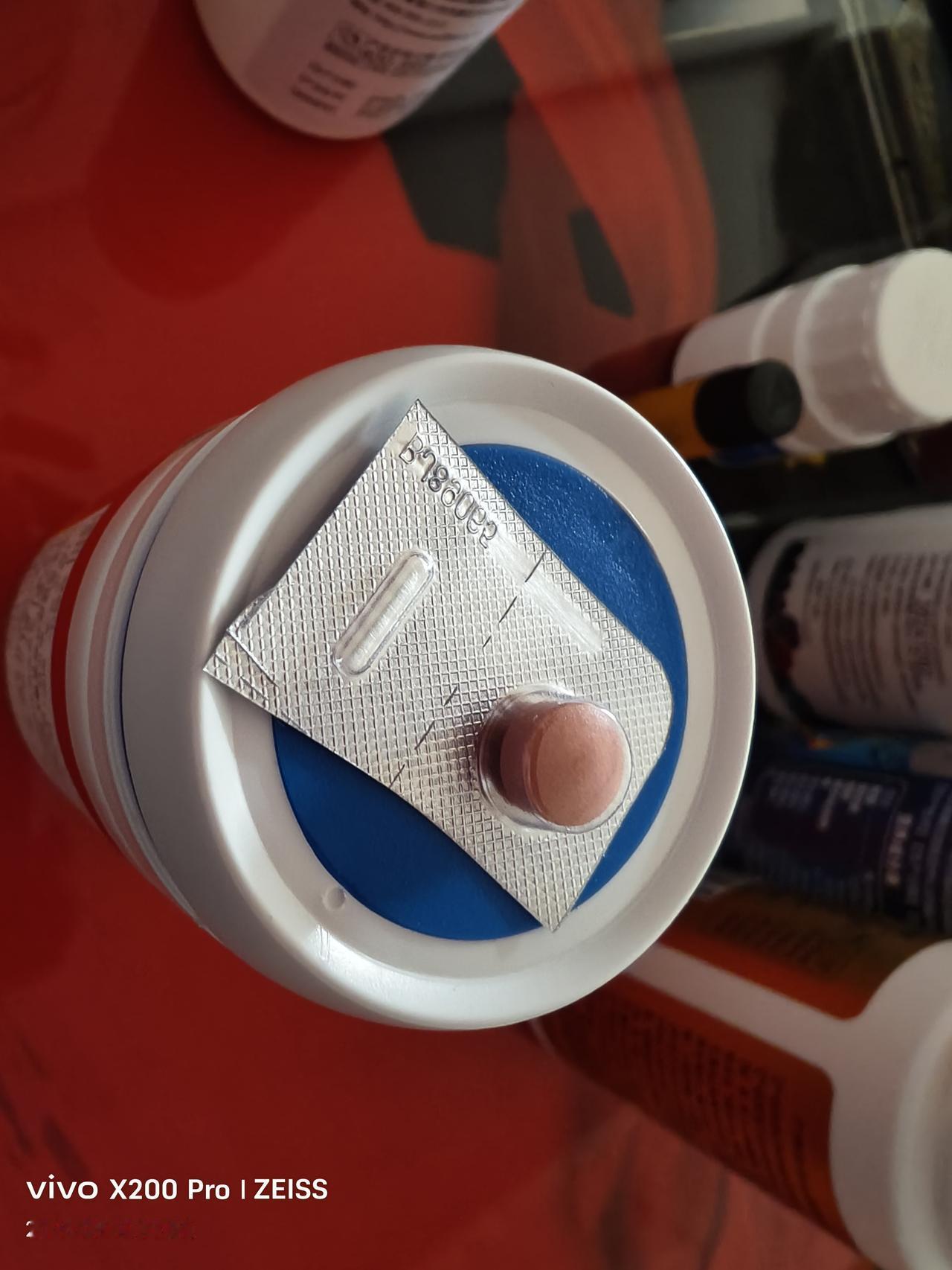 这些天接二连三的出现忘事的现象，前两天我把钥匙放到桌上就把门带上了，没办法，女儿