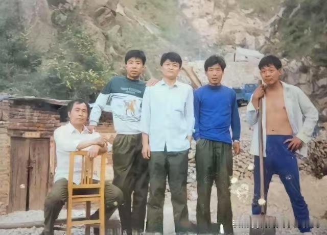那个年代他们的穿搭都还土啊，估计他们当中谁也没有想到，日后他们会有人成为了很多人