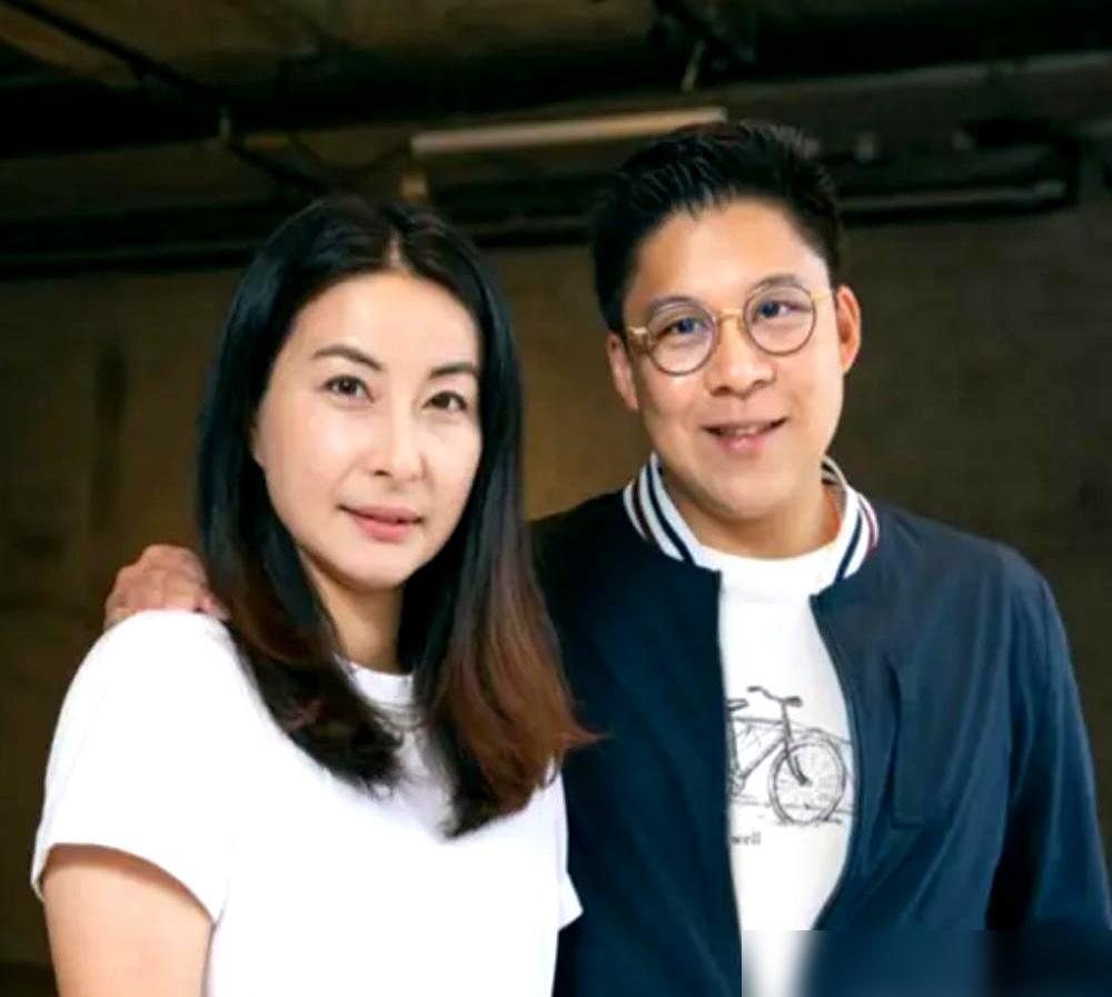 半夜三点霍启刚攥着手机抹眼泪，对着电话那头连声喊妈，起因竟然是老婆跟别的男人多聊