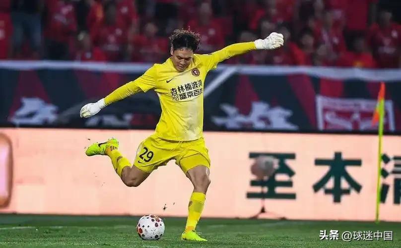 今天国安对阵辽宁铁人1-1战平，客队门将张岩全场多次极限扑救，牢牢守住球门，赛后
