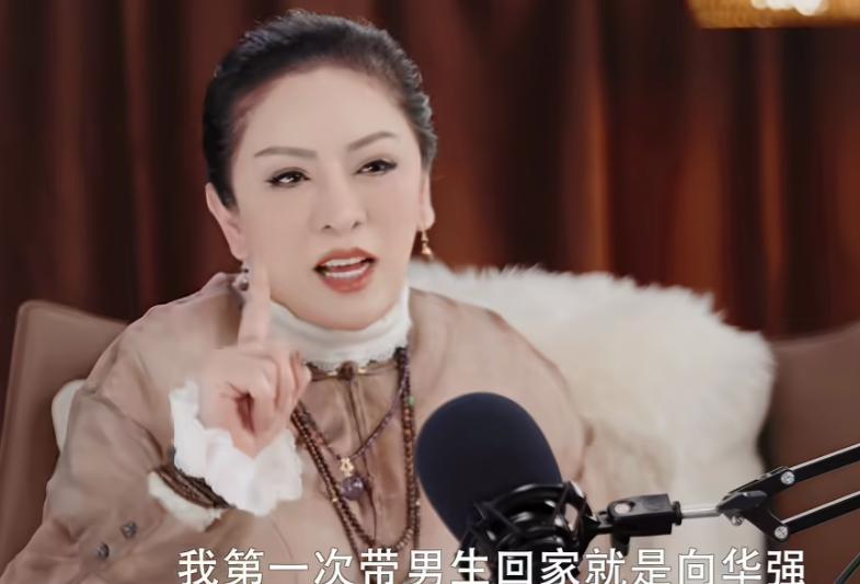 向太：“我第一次带男生回家就向华强，把他介绍给家里人，那他们全家黑着脸，因为我的
