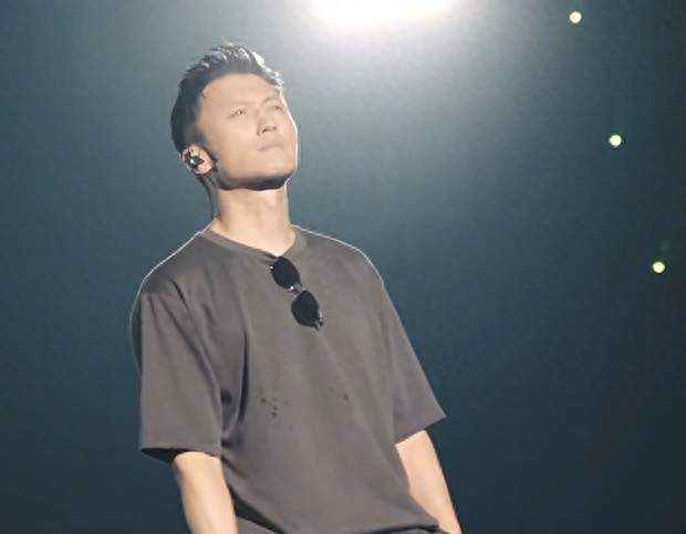 谢霆锋南昌演唱会彩排曝光！这波摇滚能炸场吗？
