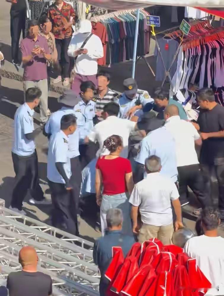执法人员与商户爆发肢体冲突，官方通报：涉事人员全部行拘。2026年5月20日9时