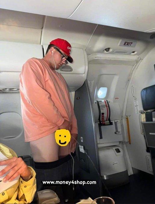 【抽象，飞机客舱过道上当中脱裤子拉尿……】25 岁的俄勒冈州人尼尔·麦卡锡近日乘