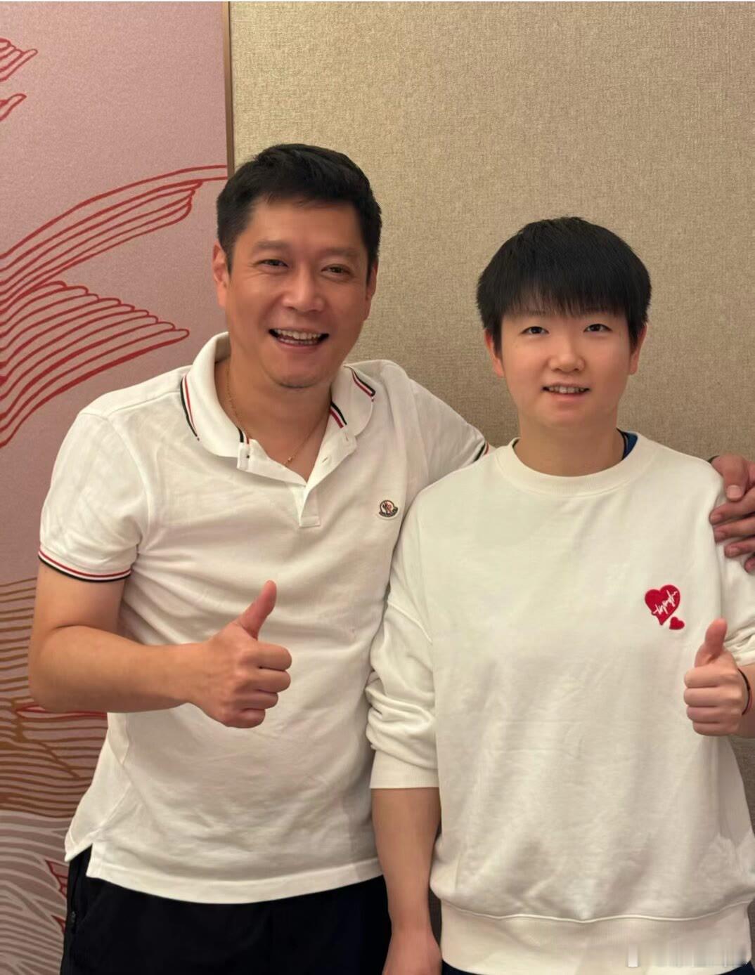 #邱贻可晒与孙颖莎合影#莎co新合照,邱老师祝大家中秋快乐 [比耶][比耶][比