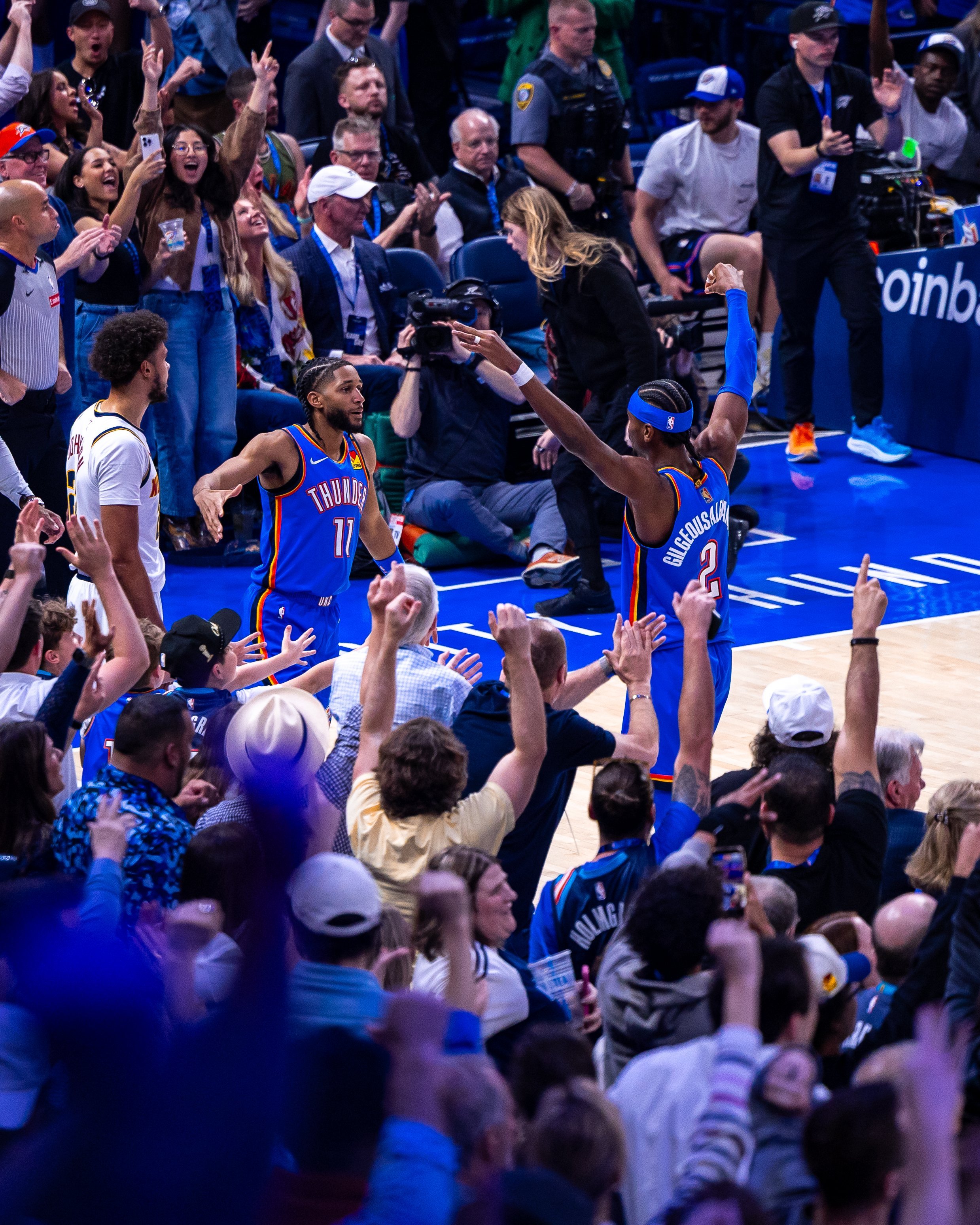 掘金第三节靠着前场篮板 雷霆的失误打出过一波12-0但是很快杰林就有回应三分，雷